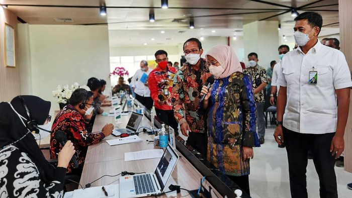 Menaker Ida Fauziyah dan Dirut BP Jamsostek Anggoro Eko Cahyo meninjau pelatihan kerja yang diikuti oleh penerima manfaat program Jaminan Kehilangan Pekerjaan (JKP) di Jakarta.