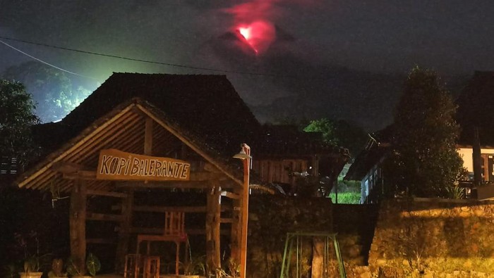 Guguran awan panas Gunung Merapi terlihat dari Desa Balerante, Kecamatan Kemalang, Klaten, Rabu (9/3/2022).