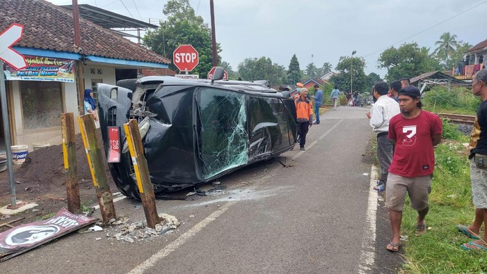 Mobil Disdik Tasikmalaya Tertabrak Kereta