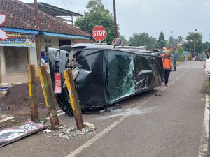 Mobil Pelat Merah Ringsek Tertabrak Api Kereta di Tasikmalaya, Begini Kondisinya