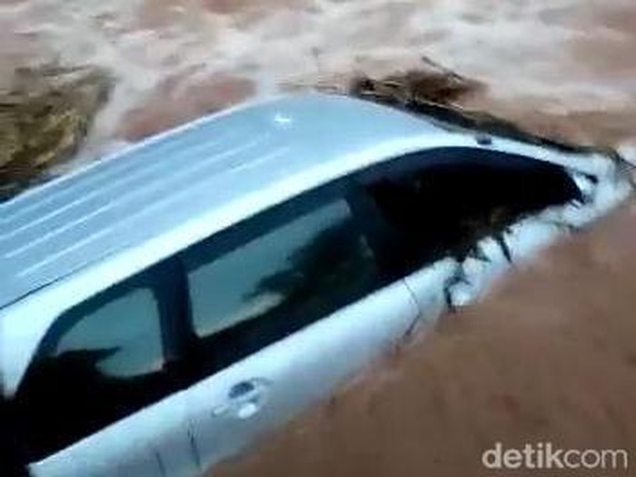 mobil terjebak banjir di tuban