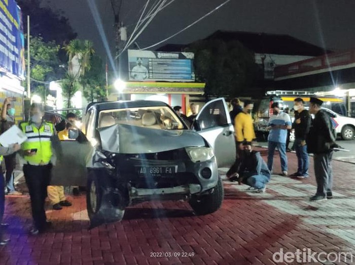 Kondisi mobil yang ditumpangi terduga teroris yang ditangkap di Sukoharjo, Rabu malam (9/3/2022).