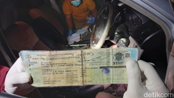 Kondisi mobil yang ditumpangi terduga teroris yang ditangkap di Sukoharjo, Rabu malam (9/3/2022).