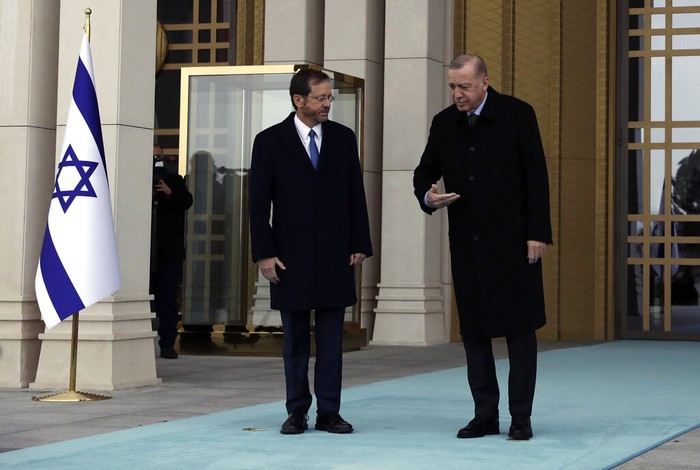 Momen Bersejarah Saat Erdogan Terima Presiden Israel Isaac Herzog Presiden Turki, Recep Tayyip Erdogan menerima Presiden Israel Isaac Herzog di Ibu Kota Ankaram, Rabu (9/3/2022). Pertemuan bersejarah dalam 14 tahun, pemimpin Israel berjunjung ke Turki.