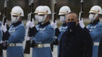 Menteri Luar Negeri Turki Mevlut Cavusoglu terlihat hadir selama upacara kehormatan untuk Presiden Israel Isaac Herzog, di Ankara, Turki, Rabu, (9/3/2022). Pertemuan presiden Turki dan Israel tersebut berlangsung beberapa jam sebelum pertemuan trilateral antara Menteri Luar Negeri Rusia Sergey Lavrov, Menteri Luar Negeri Ukraina Dmytro Kuleba dan Cavusoglu.