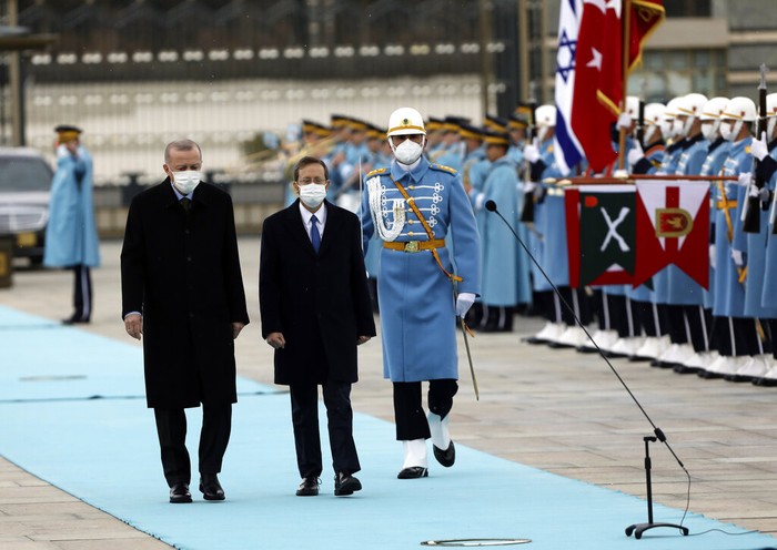 Momen Bersejarah Saat Erdogan Terima Presiden Israel Isaac Herzog Presiden Turki, Recep Tayyip Erdogan menerima Presiden Israel Isaac Herzog di Ibu Kota Ankaram, Rabu (9/3/2022). Pertemuan bersejarah dalam 14 tahun, pemimpin Israel berjunjung ke Turki.