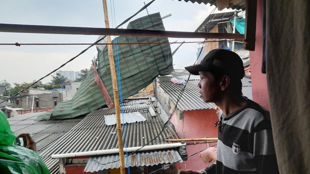 Papan reklame roboh dan atap rumah beterbangan diterjang angin kencang di Bogor