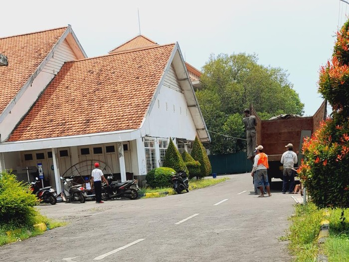 Pekerja bongkar museum kesehatan di Surabaya