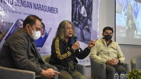 Kurator Foto Oscar Motuloh (tengah) bersama GM External Corcom Telkomsel Aldin Hasyim (kanan) dan Founder & CEO Opal Communication Kokok Dirgantoro (kiri) menjadi pembicara saat peluncuran buku Linimasa Pewarta Foto Kantor Berita di Jakarta, Rabu (9/3/2022).