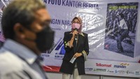 Staf Khusus Menteri Perhubungan Adita Irawati (kanan) ikut hadir dan memberikan sambutan disaksikan Mantan Redaktur Foto Senior LKBN Antara Audy Mirza Alwi (kiri) saat peluncuran buku Linimasa Pewarta Foto Kantor Berita di Jakarta.