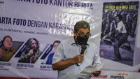 Mantan Redaktur Foto Senior LKBN Antara Audy Mirza Alwi menyampaikan sambutan saat peluncuran buku Linimasa Pewarta Foto Kantor Berita di Jakarta, Rabu (9/3/2022). Ia meluncurkan buku pewarta foto yang menggambarkan sepak terjang karirnya sejak awal hingga pensiun.