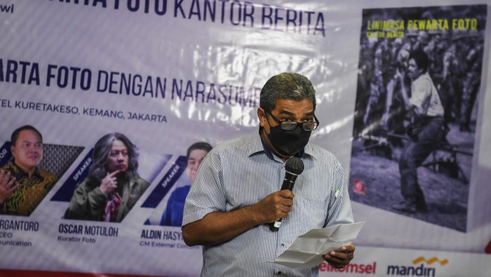 PELUNCURAN BUKU LINIMASA PEWARTA FOTO KANTOR BERITA Mantan Redaktur Foto Senior LKBN Antara Audy Mirza Alwi menyampaikan sambutan saat peluncuran buku
