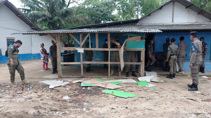 Pembongkaran warung remang-remang di Kecamatan Bayah, Lebak Selatan, Banten