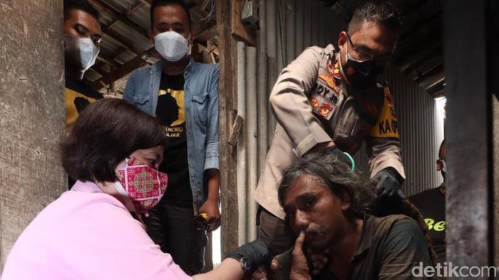 Pemotongan rambut ODGJ di Nganjuk yang sudah 19 tahun gimbal sepanjang 1 meter