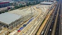Alat berat hingga pekerja tampak sibuk dengan pekerjaan masing-masing.