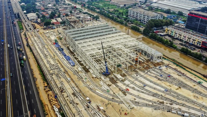 Penampakan dari Udara Proyek Depo LRT Jabodebek Foto udara proyek infrastruktur Depo LRT (Light Rail Transit) di Jatimulya, Bekasi, Jawa Barat, Kamis (10/3/2022). Progres perkembangan pembangunan transportasi Lintas Rel Terpadu atau LRT yang akan melintas di Jakarta - Bogor - Depok - Bekasi (Jabodebek) tersebut sudah mencapai 90 persen, dan capaian tersebut diantaranya 94,5 persen untuk lintas pelayanan Cawang-Cibubur, 89,1 persen untuk lintas pelayanan Cawang-Dukuh Atas, 92,9 persen untuk lintas pelayanan Cawang-Bekasi Timur. ANTARA FOTO/Galih Pradipta/YU