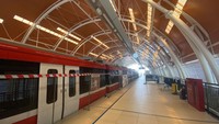 Rangkaian kereta LRT nampak parkir di lintasan LRT Jabodebek.Foto: Iffa Naila Safira Widyawati/detikcom