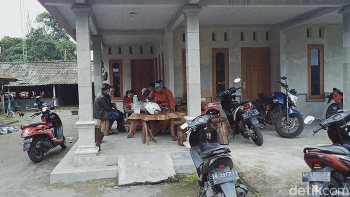 Warga, polisi, dan relawan di desa Balerante berjaga di pos induk Balerante. (Achmad Hussein Syauqi detikJateng)