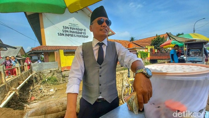 Penjual cimol viral Asep Hendra.