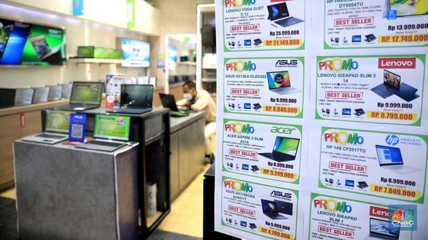 Pekerja melayani calon pemebeli laptop di mall Ambassador, Jakarta, Kamis (10/3/2022). Harga laptop di dalam negeri makin melambung karena adanya krisis chipset semikonduktor selama pandemi. (CNBC Indonesia/ Muhammad Sabki)