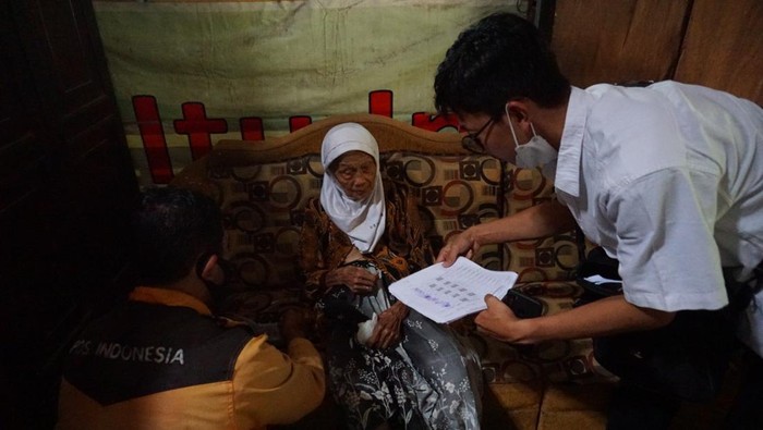 Penyerahan bantuan langsung tunai dari Pemkab Kediri Penyerahan bantuan langsung tunai dari Pemkab Kediri.
