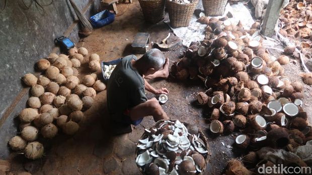 Perajin minyak kelapa di Pedukuhan Mangiran, Kalurahan Trimurti, Kapanewon Srandakan, Kabupaten Bantul, Rabu (9/3/2022).