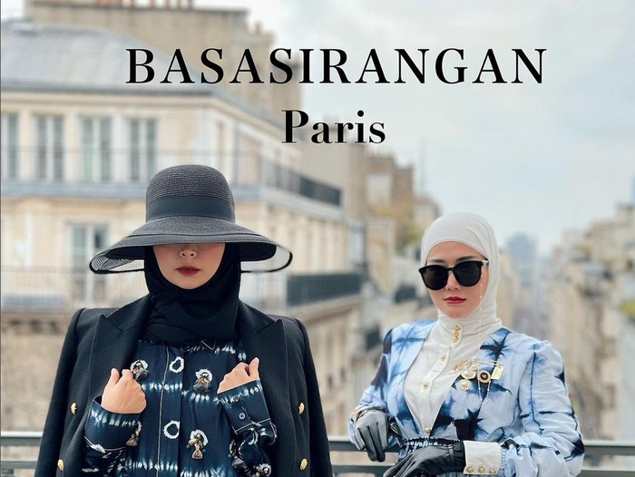 Perancang busana memperkenalkan kain Sasirangan di ajang Paris Fashion Show 2022 untuk Dekranasda Banjarbaru. Perancang busana memperkenalkan kain Sasirangan di ajang Paris Fashion Show 2022 untuk Dekranasda Banjarbaru.