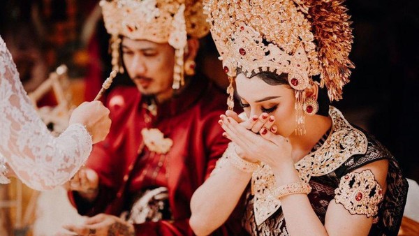8 Inspirasi Baju Pernikahan Adat Bali ala Seleb Tanah Air, Elegan nan Anggun
