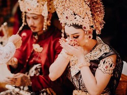 8 Inspirasi Baju Pernikahan Adat Bali ala Seleb Tanah Air, Elegan nan Anggun