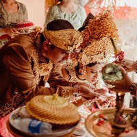 Selanjutnya ada artis FTV DJ Westny yang menikah dengan Wayan. Uniknya pasangan yang satu ini hanya berpacaran sekitar 2 minggu sebelum akhirnya memutuskan untuk menikah. Pernikahannya itu mengusung adat Bali yang cukup kental. Dengan memilih busana adat Bali berwarna coklat dengan sentuhan keemasan, penampilan keduanya terlihat kompak dan serasi. Foto: Instagram