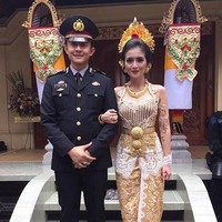 Artis FTV Kadek Devi resmi dinikahi oleh Dewa Yoga pada tahun 2015. Berprofesi sebagai perwira kepolisian, Yoga terlihat mengenakan seragamnya yang berwarna hitam. Sedangkan Devi tampil cantik dalam balutan busana pengantin adat Bali berwarna putih dan keemasan. Foto: Instagram