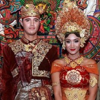 Happy Salma resmi menikah dengan Tjokorda Bagus Dwi Santana Kertayasa pada tahun 2010. Keduanya memilih menikah menggunakan adat Bali. Bukan tanpa alasan, adat Bali dipilih karena sang suami memiliki darah keturunan raja Ubud. Happy Salma dan suami memilih baju pengantin Bali bernuansa merah dengan sentuhan warna oranye dan keemasan. Foto: Instagram