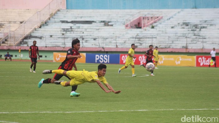 Putra Jombang menumbangkan Persikota dengan skor 3-1. Ini kemenangan pertama Putra Jombang di Grup CC babal 16 besar Liga 3.
