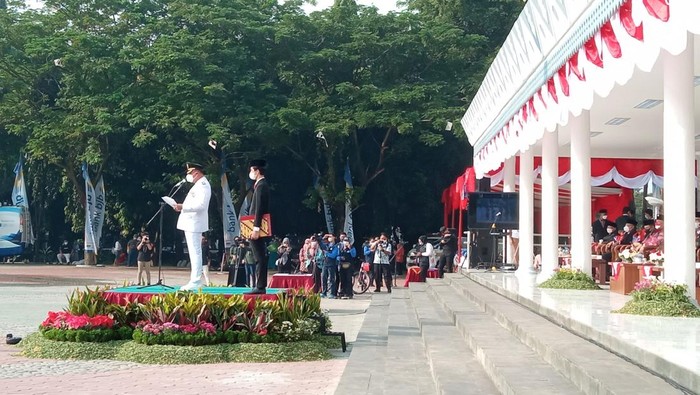 Plt Wali Kota Bekasi, Tri Adhianto, bicara soal kebangkitan sektor ekonomi dan kesehatan di masa pandemi COVID-19 saat upacara HUT ke-25 Kota Bekasi. (dok Istimewa)
