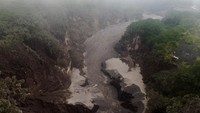Gunung Merapi memuntahkan awan panas sejauh 5 kilometer ke arah Kali Gendol. Antara Foto/Hendra Nurdiyansyah.