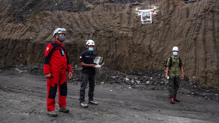 Warga mengamati material vulkanik erupsi Gunung Merapi di hulu Kali Gendol, Cangkringan, Sleman, D.I Yogyakarta, Kamis (10/3/2022). BPPTKG mencatat Gunung Merapi mengalami luncuran awan panas guguran (APG) sejauh 5.000 meter dan mengarah ke arah tenggara pada Rabu (9/3) pada pukul 23.18 WIB. ANTARA FOTO/Andreas Fitri Atmoko/foc.