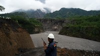 Tercatat sejak Rabu (9/3/2022) malam hingga Kamis (10/3/2022) pagi Merapi telah memuntahkan 16 guguran awan panas. Antara Foto/Andreas Fitri Atmoko.