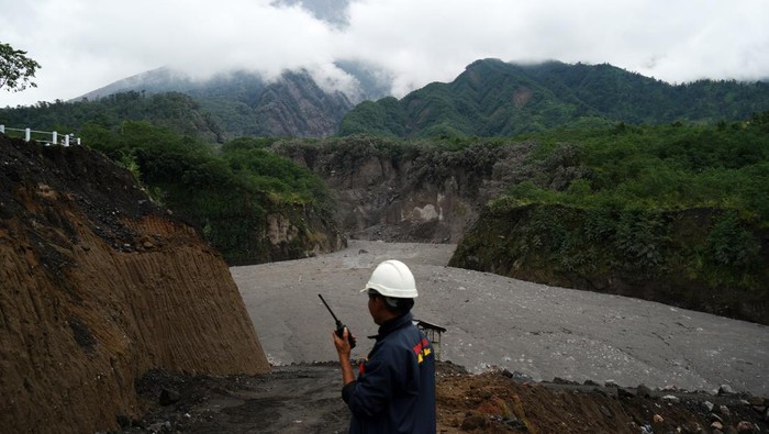 Warga mengamati material vulkanik erupsi Gunung Merapi di hulu Kali Gendol, Cangkringan, Sleman, D.I Yogyakarta, Kamis (10/3/2022). BPPTKG mencatat Gunung Merapi mengalami luncuran awan panas guguran (APG) sejauh 5.000 meter dan mengarah ke arah tenggara pada Rabu (9/3) pada pukul 23.18 WIB. ANTARA FOTO/Andreas Fitri Atmoko/foc.