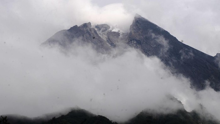 Warga mengamati material vulkanik erupsi Gunung Merapi di hulu Kali Gendol, Cangkringan, Sleman, D.I Yogyakarta, Kamis (10/3/2022). BPPTKG mencatat Gunung Merapi mengalami luncuran awan panas guguran (APG) sejauh 5.000 meter dan mengarah ke arah tenggara pada Rabu (9/3) pada pukul 23.18 WIB. ANTARA FOTO/Andreas Fitri Atmoko/foc.