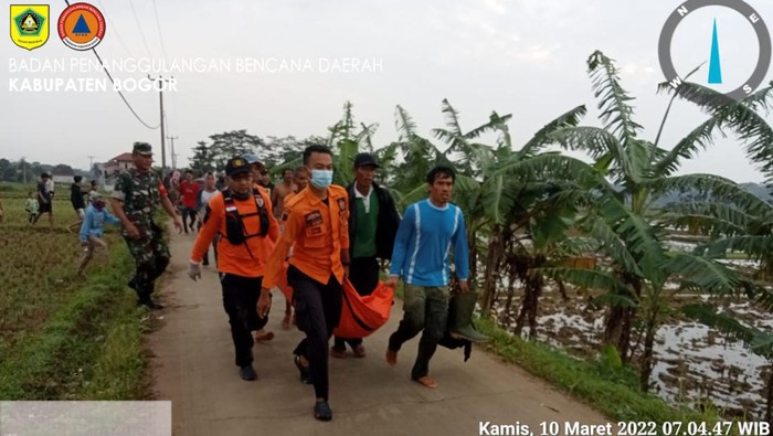 Pria pencari ikan yang hanyut di Sungai Cipamingkis, Jonggol, Kabupaten Bogor, Jawa Barat telah ditemukan. Korban ditemukan dalam kondisi tak bernyawa. (dok BPBD Kabupaten Bogor)