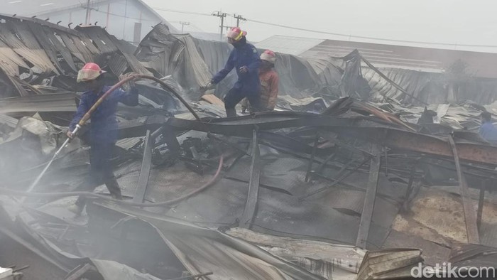 Proses pembasahan pabrik sepatu di sidoarjo cv sweet seventeen yang terbakar