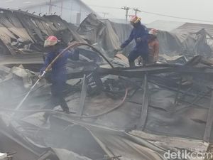 Api Masih Muncul, Pembasahan Pabrik Sepatu Terus Dilakukan
