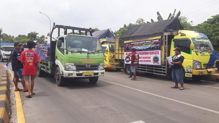 Puluhan Sopir Truk Aksi di Tol Pasuruan, Ajak Temannya Ikut Aksi Mogok Nasional