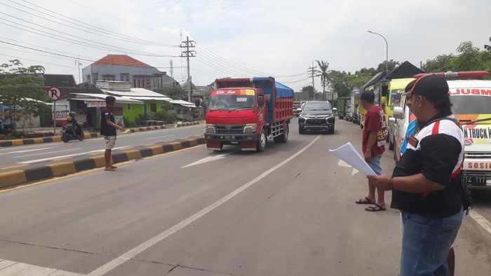 Puluhan Sopir Truk Aksi di Tol Pasuruan, Ajak Temannya Ikut Aksi Mogok Nasional