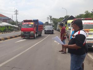 Sopir Truk di Pasuruan Bagi Brosur Ajak Mogok Operasi-Tolak Aturan ODOL