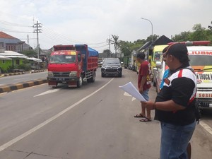 Sopir Truk di Pasuruan Bagi Brosur Ajak Mogok Operasi-Tolak Aturan ODOL