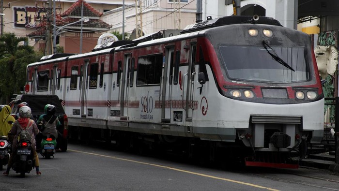 Railbus Batara Kresna, Moda Transportasi yang Cuma Ada di Solo Warga menyeberangi jalan seusai menunggu kereta perintis atau Railbus Batara Kresna melintas di kawasan Gladak Solo, Jawa Tengah, Rabu (9/3/2022). Kereta railbus dengan rute Stasiun Purwosari Solo- Stasiun Wonogiri tersebut dioperasikan PT KAI Daop 6 Yogyakarta sebagai transportasi alternatif bagi warga dengan tarif Rp4 ribu per penumpang guna meningkatkan pertumbuhan ekonomi dan mengurangi kepadatan jalan. ANTARAFOTO/Maulana Surya/aww.