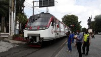 Warga menunggu kereta perintis atau Railbus Batara Kresna melintas di kawasan Gladak Solo, Jawa Tengah, Rabu (9/3/2022). 