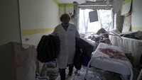 Sementara seorang anggota parlemen Ukraina, Dmytro Gurin mengunggah video di Twitter yang menunjukkan rumah sakit ibu dan anak yang dilaporkan terhantam serangan Rusia.  