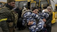 Mariupol telah dikepung pasukan Rusia selama beberapa hari dan berupaya berulang kali untuk mengevakuasi warga sipil tetapi gagal.  